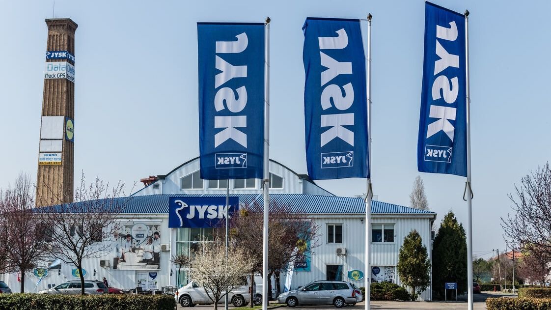 A Jysk Kft. lakberendezési üzletlánc egyik üzlete a X. kerületi Sibrik Miklós út 30. szám alatt