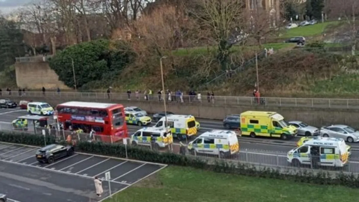 Buszon késeltek halálra egy kisfiút Londonban