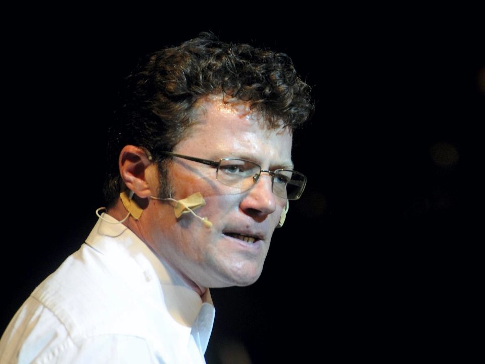 Állandó szinkronok, Hugh Grant