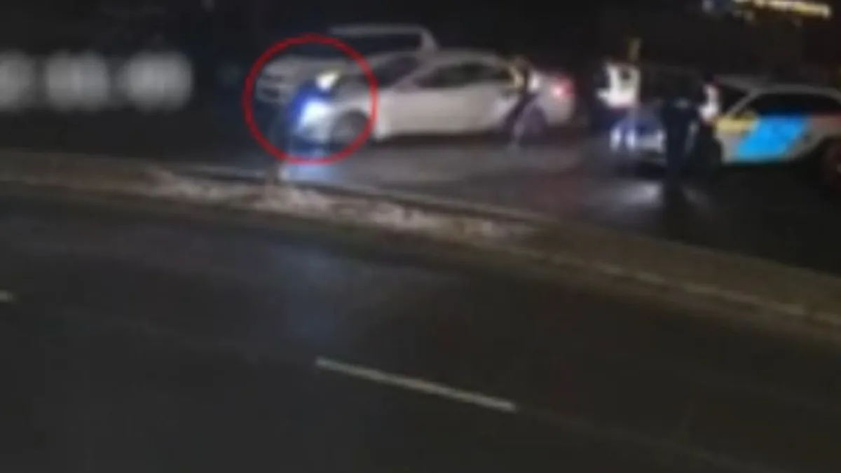 Videón, ahogy elgázolta a rendőrt, aki igazoltatni akarta Pest vármegyében