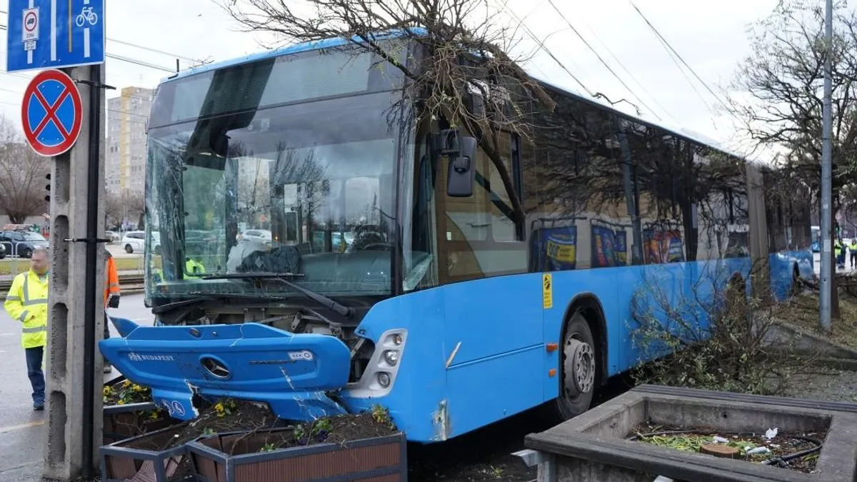 Járdára hajtott egy busz Budapesten, egy ember megsérült