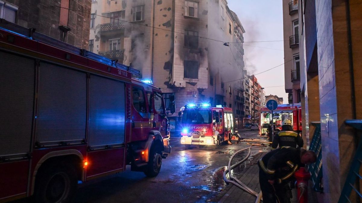 Tűzoltók dolgoznak a IX. kerületi Vaskapu utcában, ahol feltehetőleg robbanás történt egy társasházban 2025. január 24-én