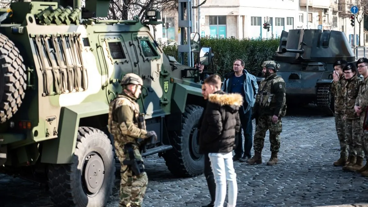 Harckocsik lepik el Budapest belvárosát