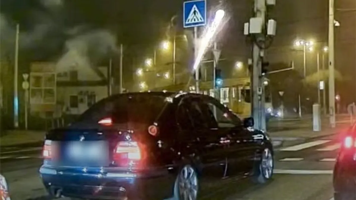 Menet közben lőtték a szilveszteri tűzijátékot egy BMW-ből az Üllői úton - videó