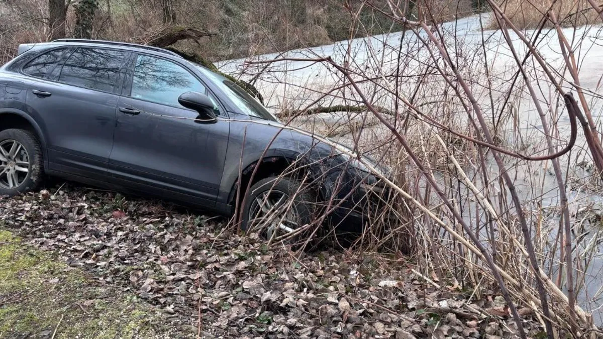 Két autómentő húzta ki a Feneketlen-tóhoz lecsúszott Porschét