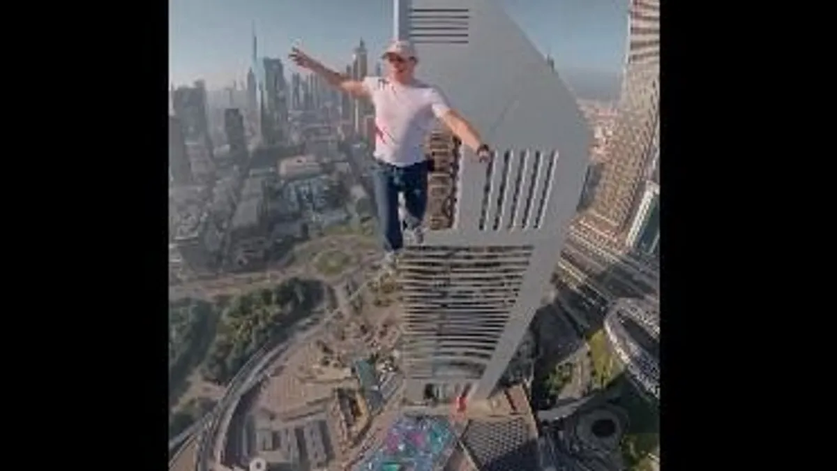 Kétszáz méteres magasságban kelt át egy kötélen a dubaji felhőkarcolók között egy észt sportoló