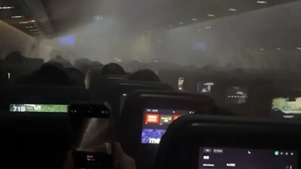 Füst gomolygott az utastérben, kényszerleszállást hajtott végre egy repülőgép Bostonban - videó