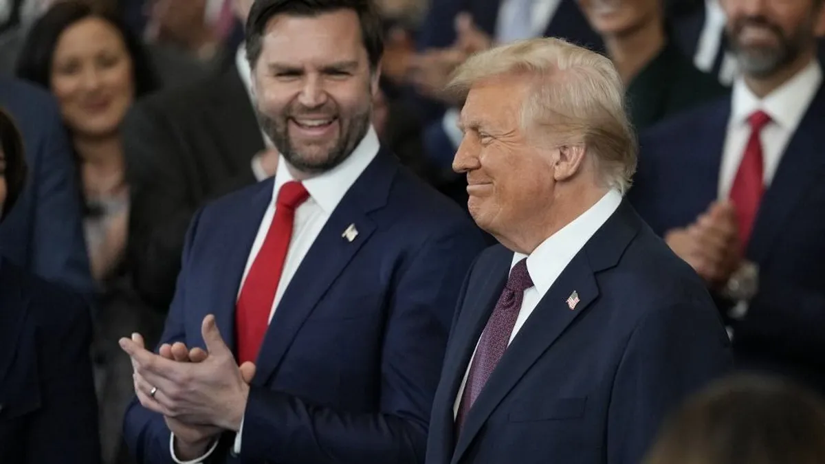 Letette hivatali esküjét Donald Trump - percről percre