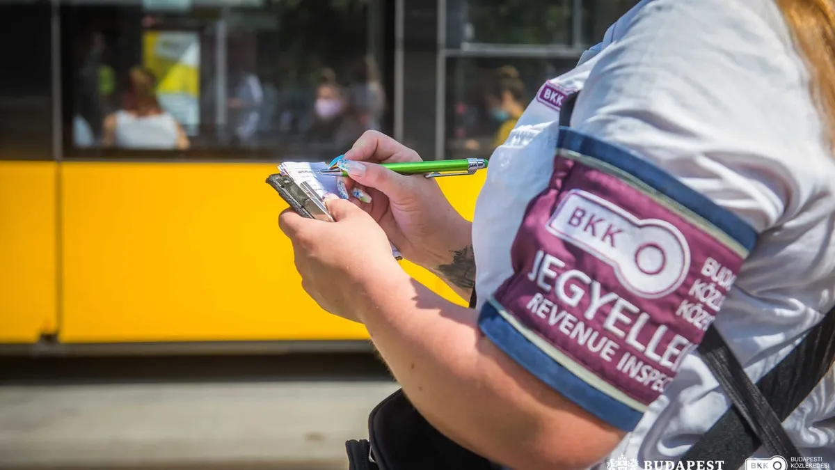 Egy bliccelő nő közel kétmillió forintos büntetést fizetett be a BKK-nak