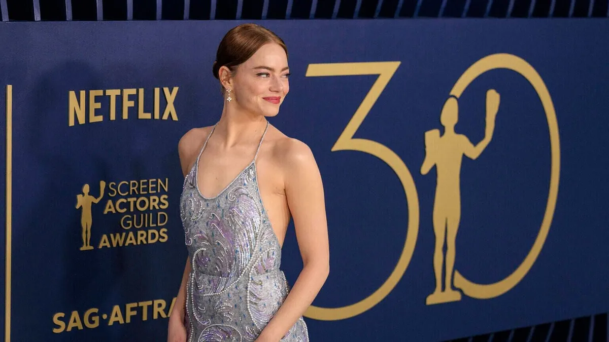 Emma Stone új frizurával állított be a Golden Globe-ra