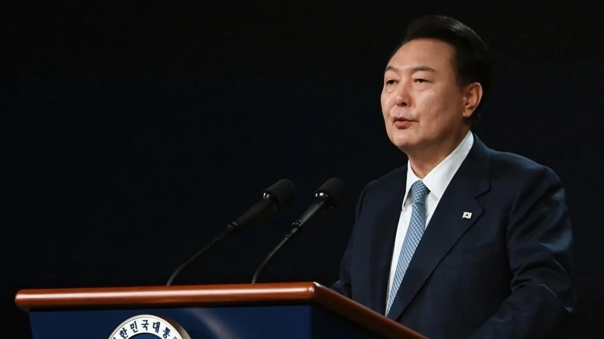 Polgárháborús állapotok Dél-Koreában: a hivatalából felfüggesztett elnököt a testőrsége ellenállása miatt nem tudják letartóztatni