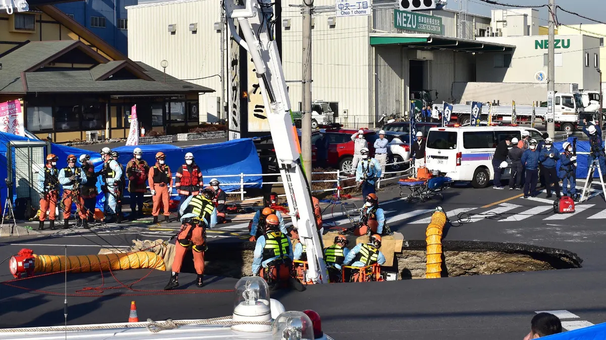 Megnyílt a föld Japánban, elnyelt egy teherautót az óriási lyuk - videó