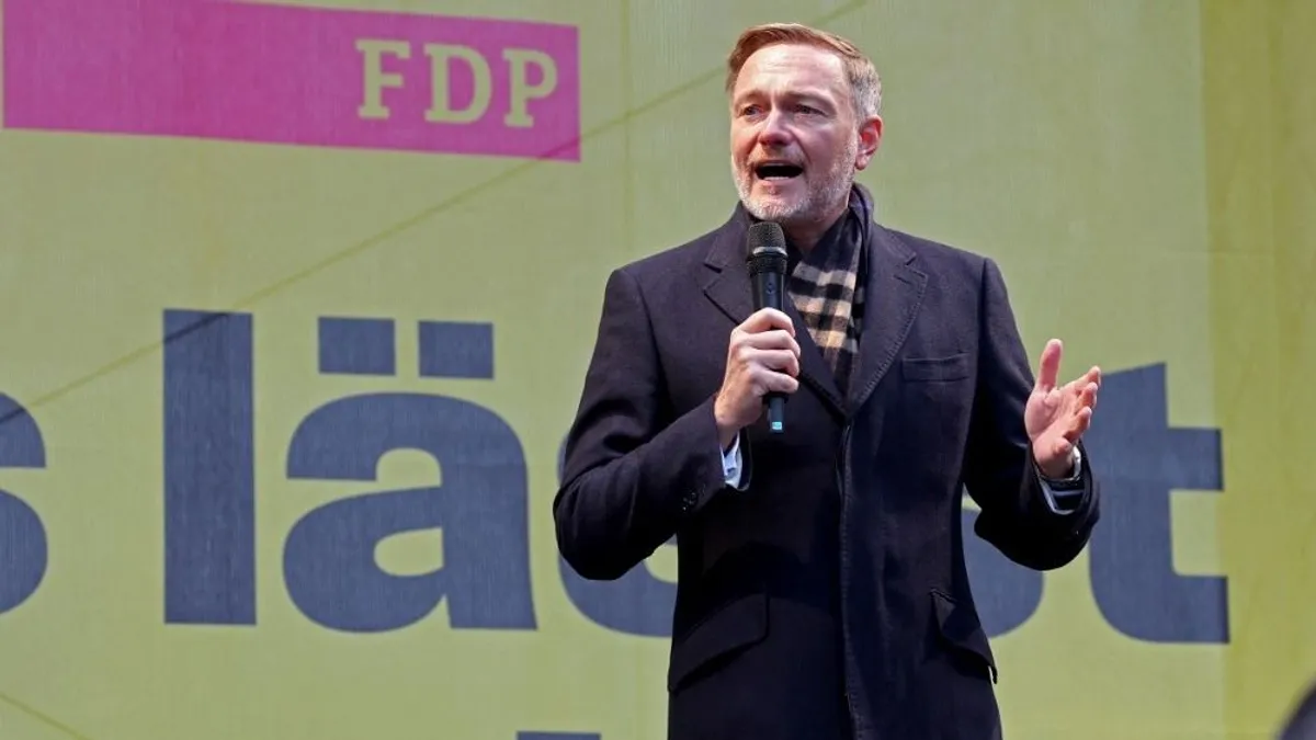 Tortát dobtak a liberális német expénzügyminiszter arcába