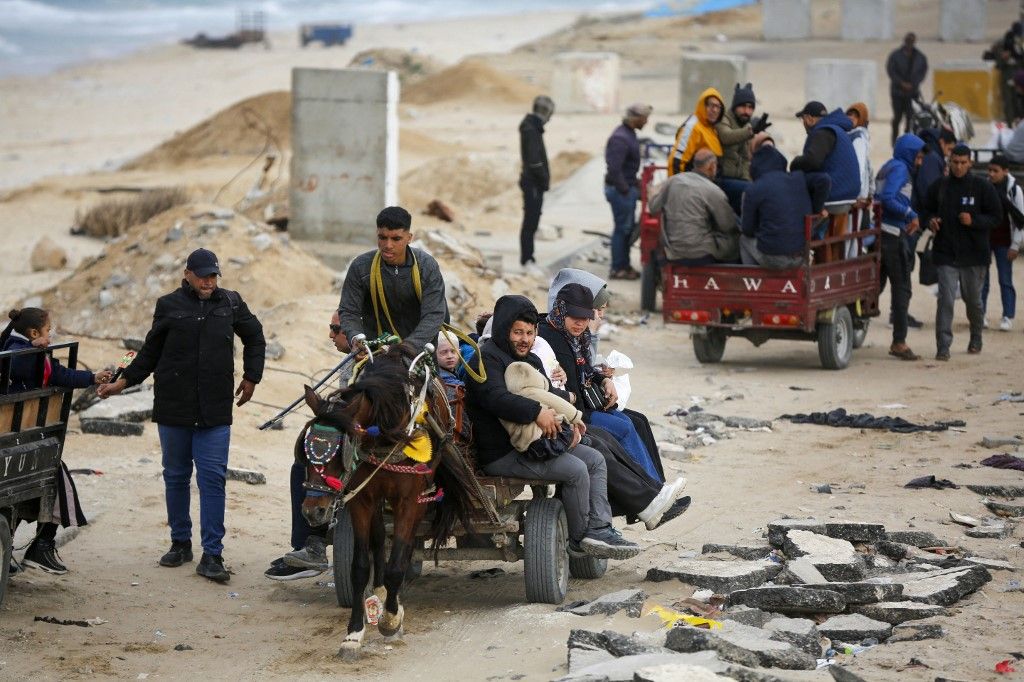 Return of displaced Palestinians in Gaza from the south to lands in the north continues