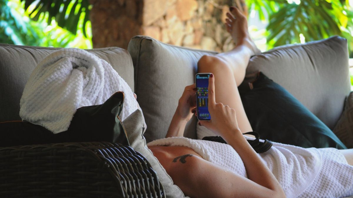 mobilozás mobiljáték pihenés kanapé