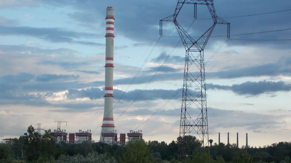 Az AES-Tisza II hőerőmű 250 méter magas betonkéménye, háttérben a Tiszapalkonyai hőerőmű négy kéménye