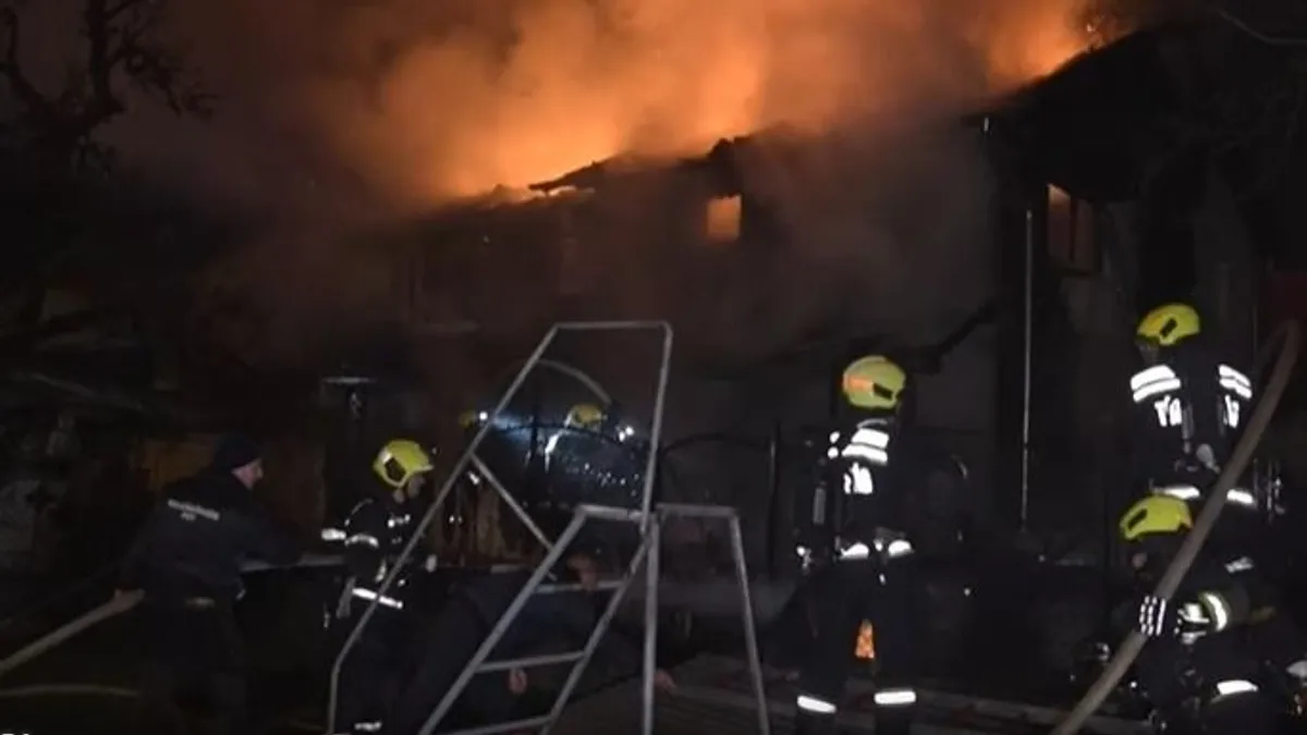 Óriási káruk van a fóti ikerház tulajdonosainak, a tűzoltók órákig küzdöttek a lángokkal – videó