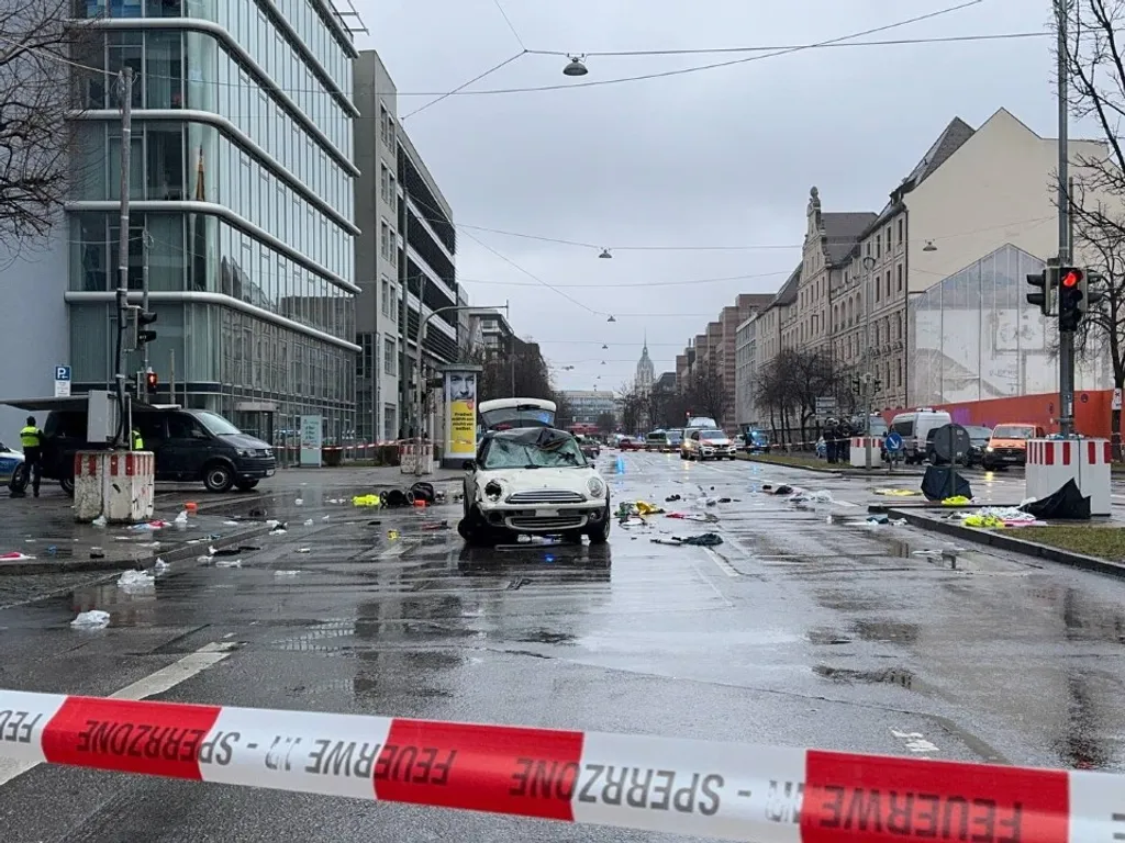 Autó hajtott emberek közé München belvárosában, Autóemberekközé München belvárosában
