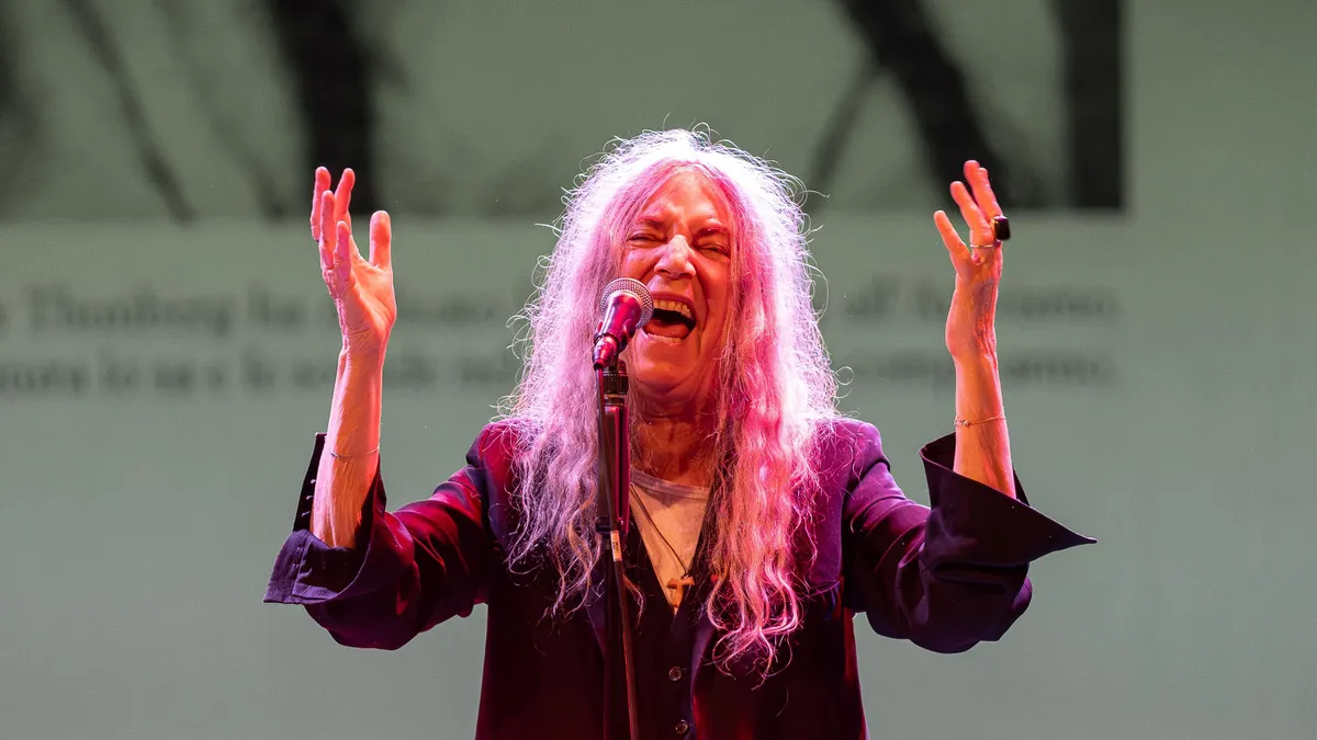 Üzent Patti Smith, miután összeesett a színpadon