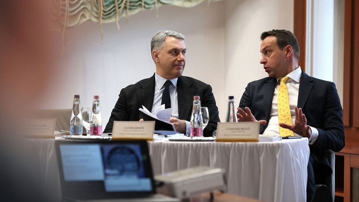 Lázár János (b) építési és közlekedési miniszter és Lánszki Regő (j), az ÉKM építészeti államtitkára a minisztérium magyar építészeti törvényről és önkormányzatokat érintő változásokról tartott fórumán Makün, 2025. február 13-án. (Fotó: MTI/Lehoczky Péter)