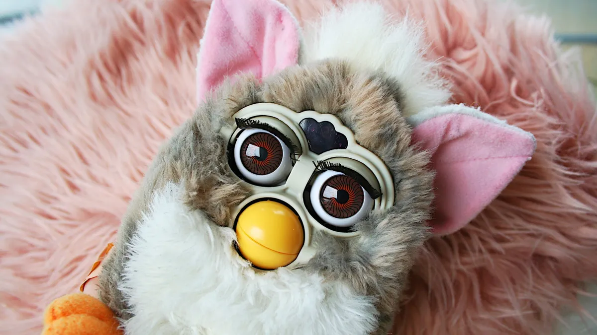 Nosztalgia vagy őrület? Piacra dobták a Furby cipőket