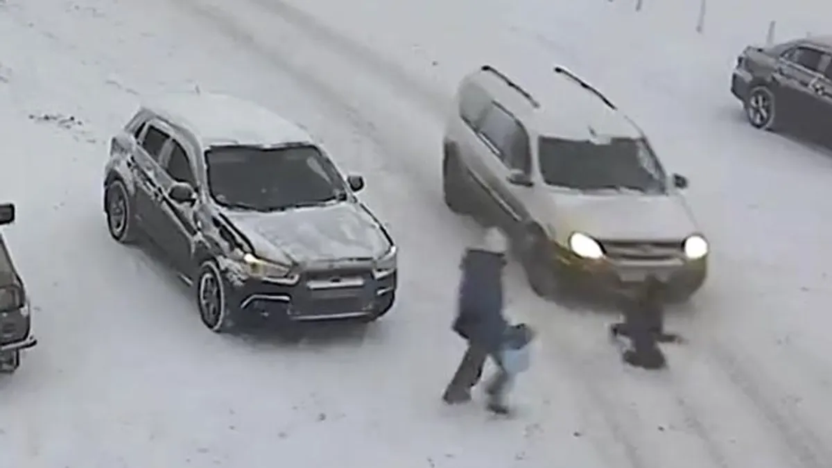 Az anyja kezét elengedve szaladni kezdett egy gyerek, egyenesen egy autó elé rohant - videó