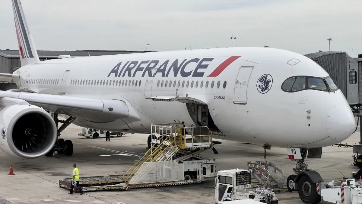 Műszaki hiba miatt tűzoltók várták az Air France járatát Ferihegyen