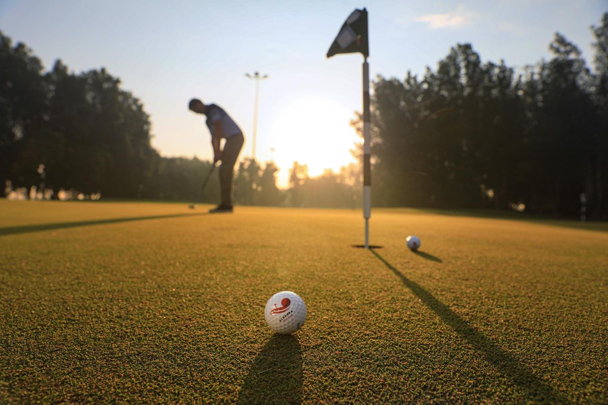 golfozó az Al Hambra Golf Klubban