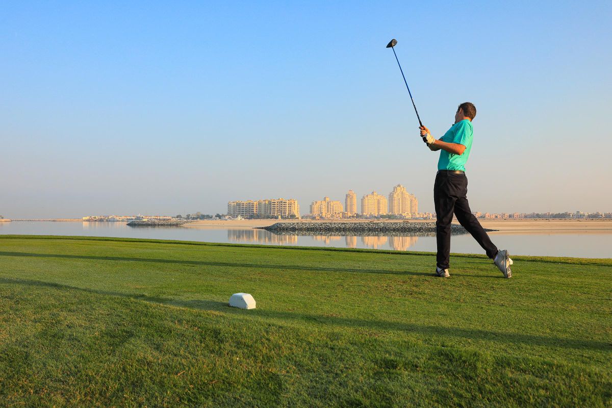 golfozó az Al Hamra Golf Klub 18-as szakaszának elütőjén