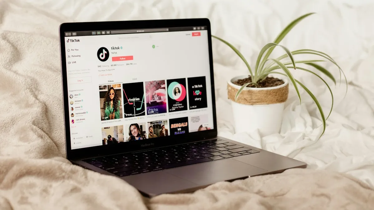 tiktok laptop notebook böngészés internet közösségi média