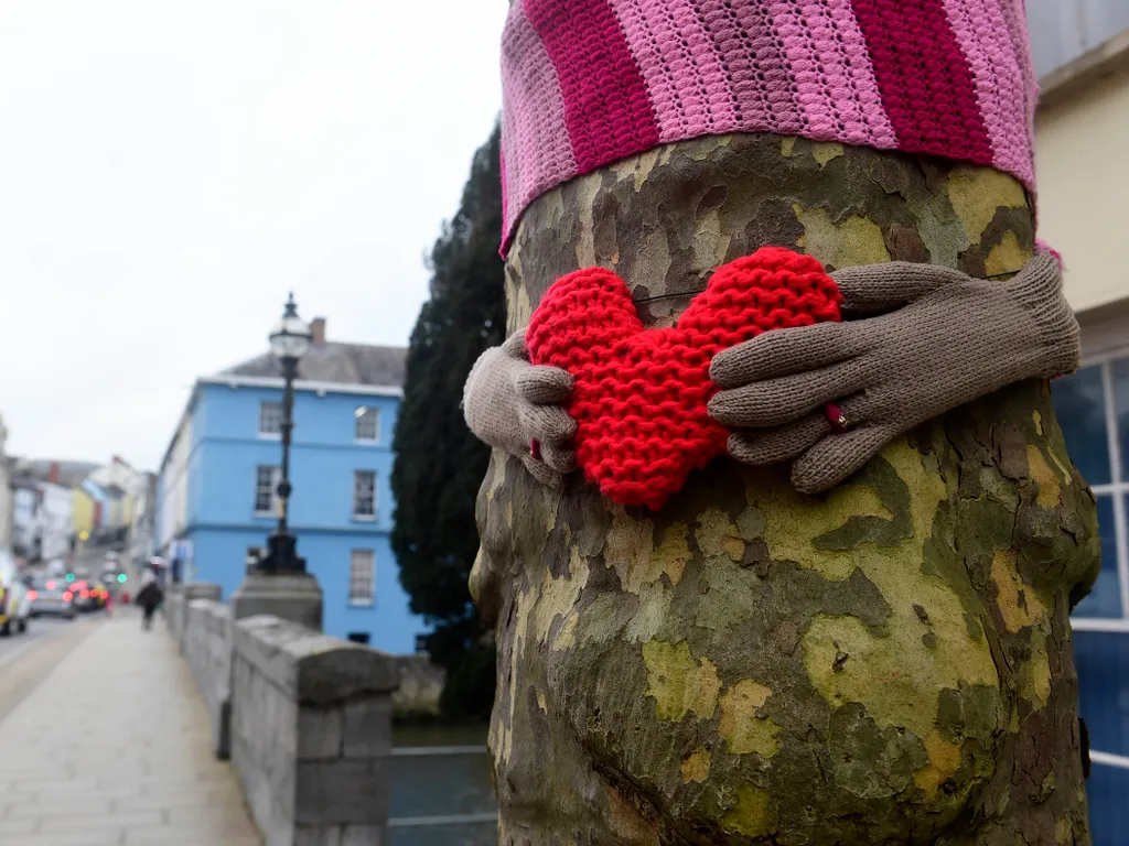 Valentin-nap, szerelem, Bálint nap, Valentinnap, február 14.,  Yarn Bombers Hit Haverfordwest For Valentine's Day