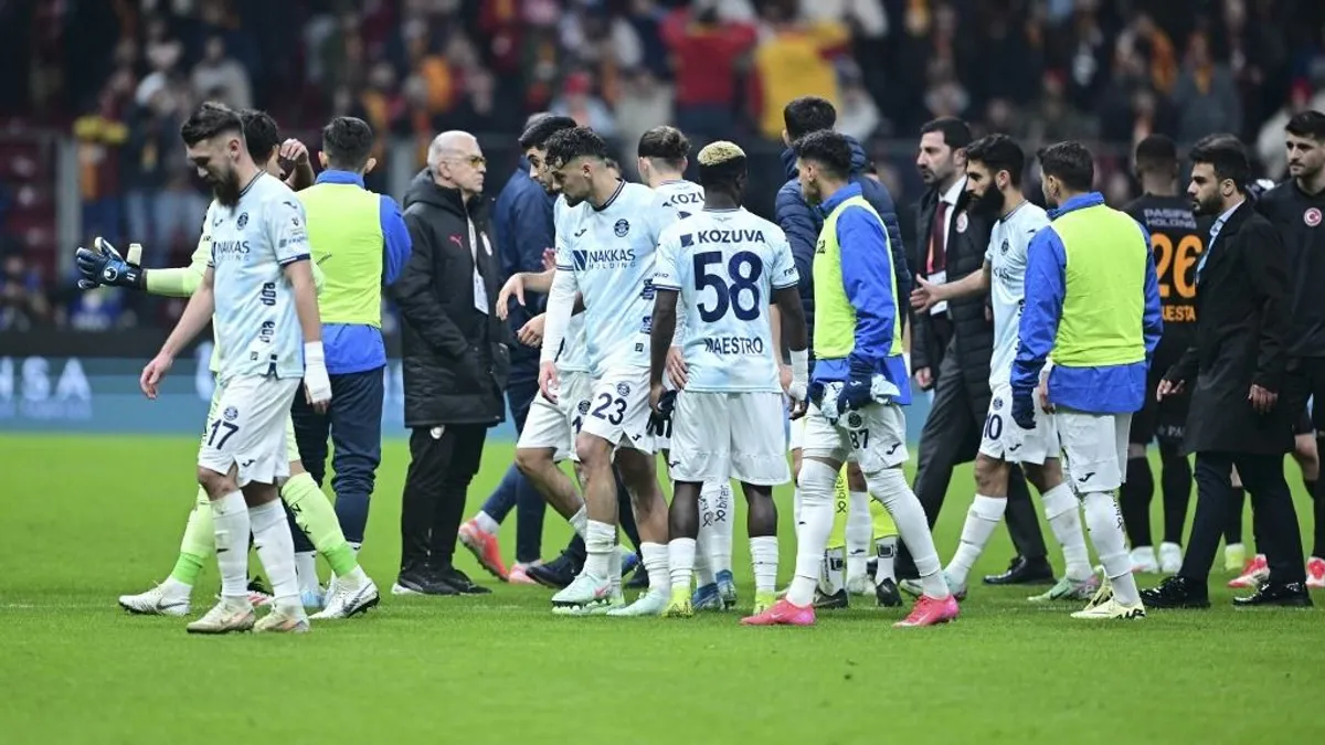 Botrány Sallaiék meccsén, levonult a Galatasaray ellenfele a pályáról - videó