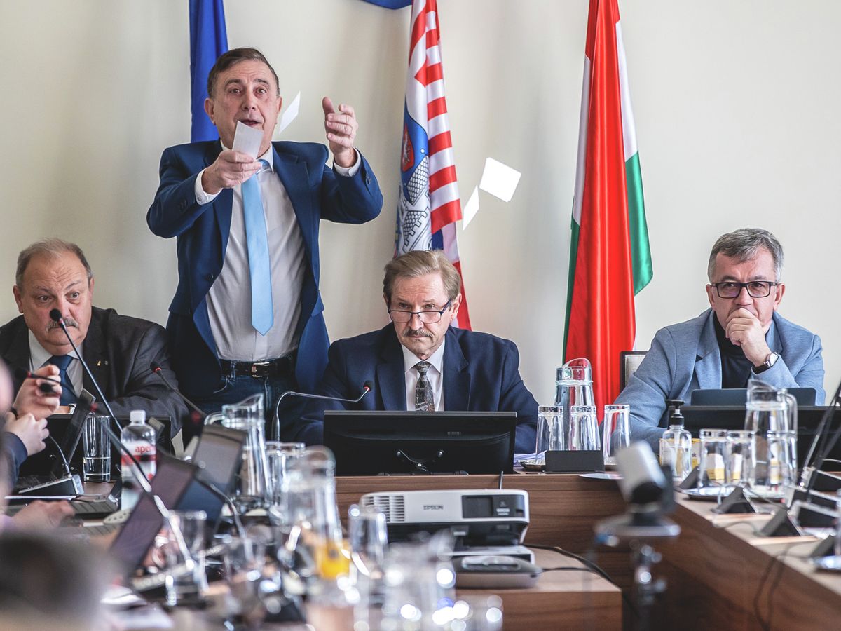 Óbudai testületi ülés, önkormányzat, Óbuda, Óbudaitestületiülés, Budapest, 2025.02.06., Óbudai Polgármesteri Hivatal,  ÓbudaiPolgármesteriHivatal, Malinás Sándor Fidesz–KDNP képviselő, MalinásSándorFidesz–KDNP, MalinásSándor, MalinásSándorképviselő, Óbudai Polgármesteri Hivatal,  ÓbudaiPolgármesteriHivatal, eskütétel, MalinásSándoreskütétel, pénzszórás, pénz, szórás,