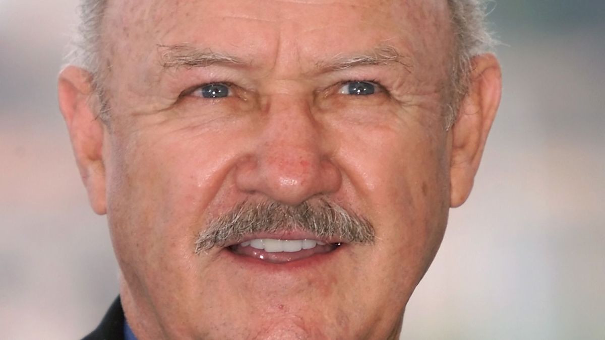 (FILES) US actor Gene Hackman, who stars in British director Stephen Hopkins' movie "Under Suspicion", poses during the film's photocall in Cannes, on May 11, 2000. Oscar-winning US actor Gene Hackman and his wife Betsy Arakawa have been found dead inside their home in New Mexico, media outlets reported on February 27, 2025. (Photo by GERARD JULIEN / AFP)