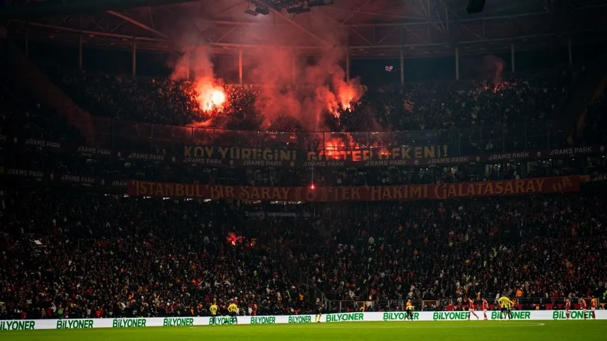 Botrányt okoztak a Fener-szurkolók a török rangadón - videó