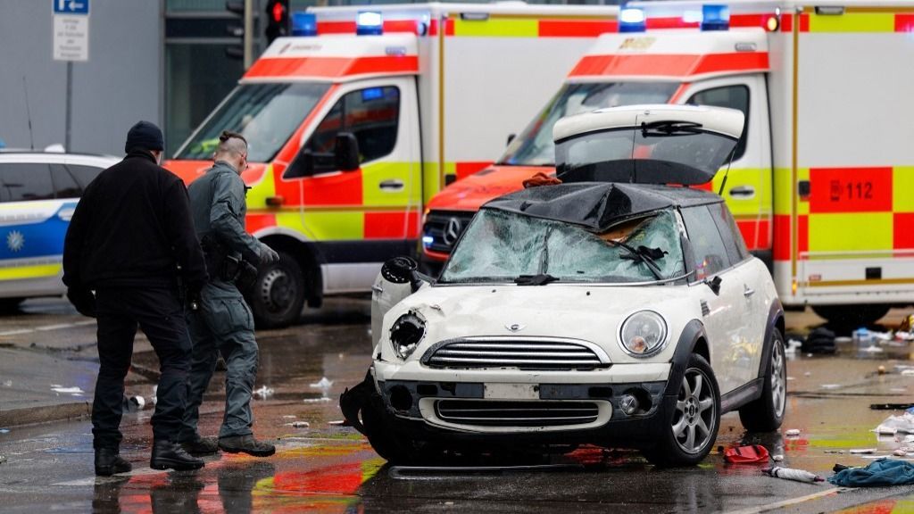 Car drives into crowd in Munich, several injured: German police