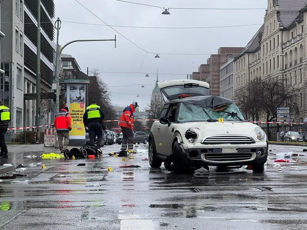 Autó hajtott emberek közé München belvárosában, Autóemberekközé München belvárosában