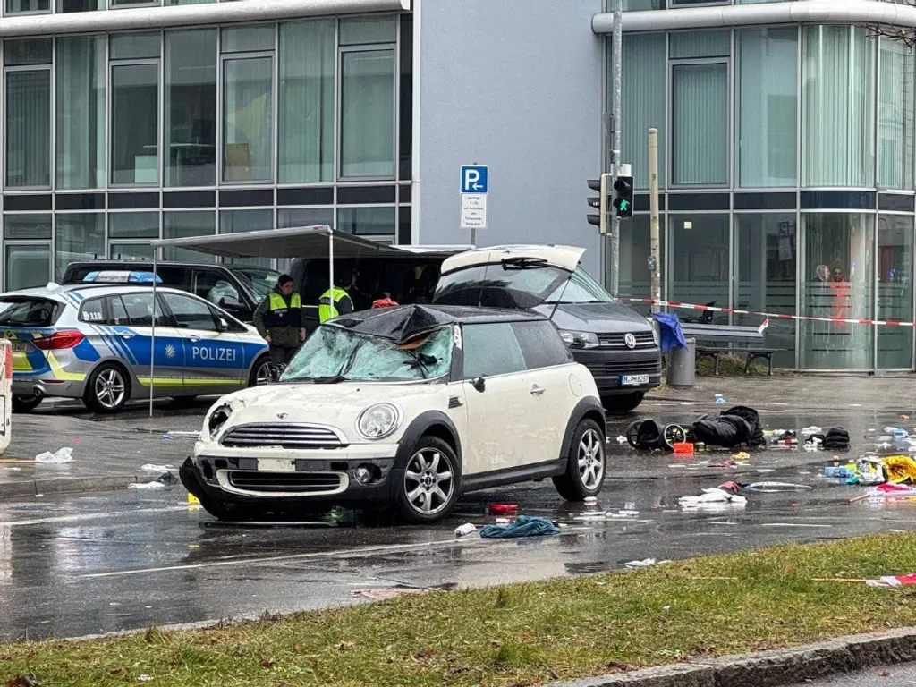 Autó hajtott emberek közé München belvárosában, Autóemberekközé München belvárosában