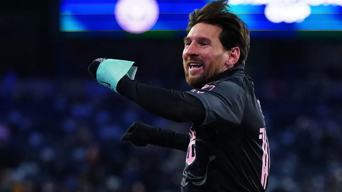 Nagy bajba került a játékvezető, amiért elkérte Messi mezét