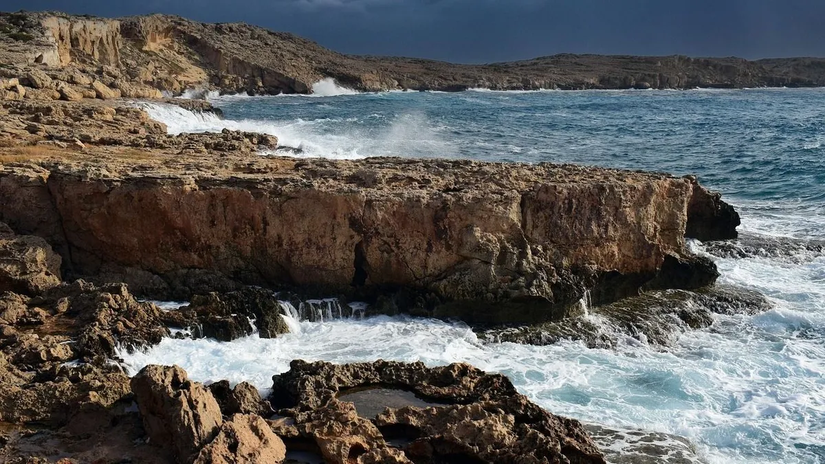 Szikláról akart a vízbe ugrani egy turista Hawaiin, belehalt – videó