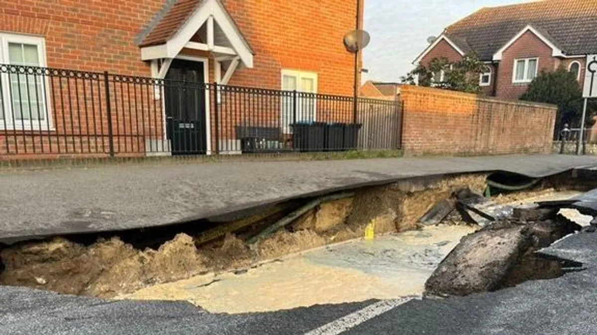 Megnyílt a föld, hatalmas víznyelő miatt evakuáltak több brit házat