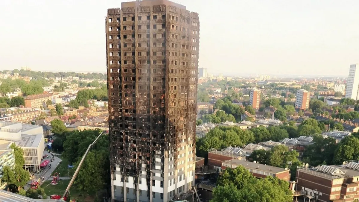 Elbontatja a brit kormány a nyolc éve leégett Grenfell-tornyot