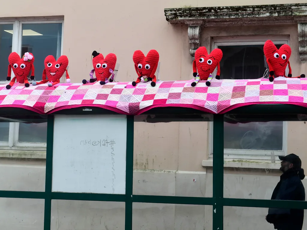Valentine's Day Valentin-nap, szerelem, Bálint nap, Valentinnap, február 14.,   Yarn Bombers Hit Haverfordwest For Valentine's Day
