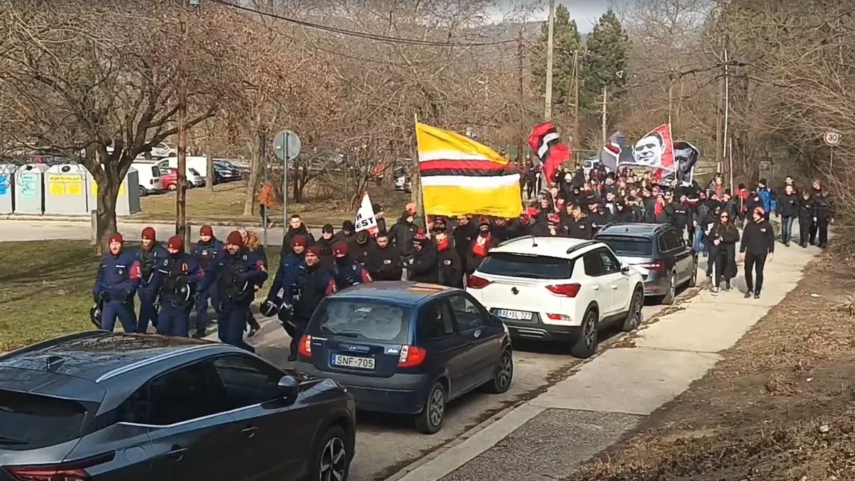 Így vonultak a Honvéd-szurkolók a tatabányai meccs előtt - videó