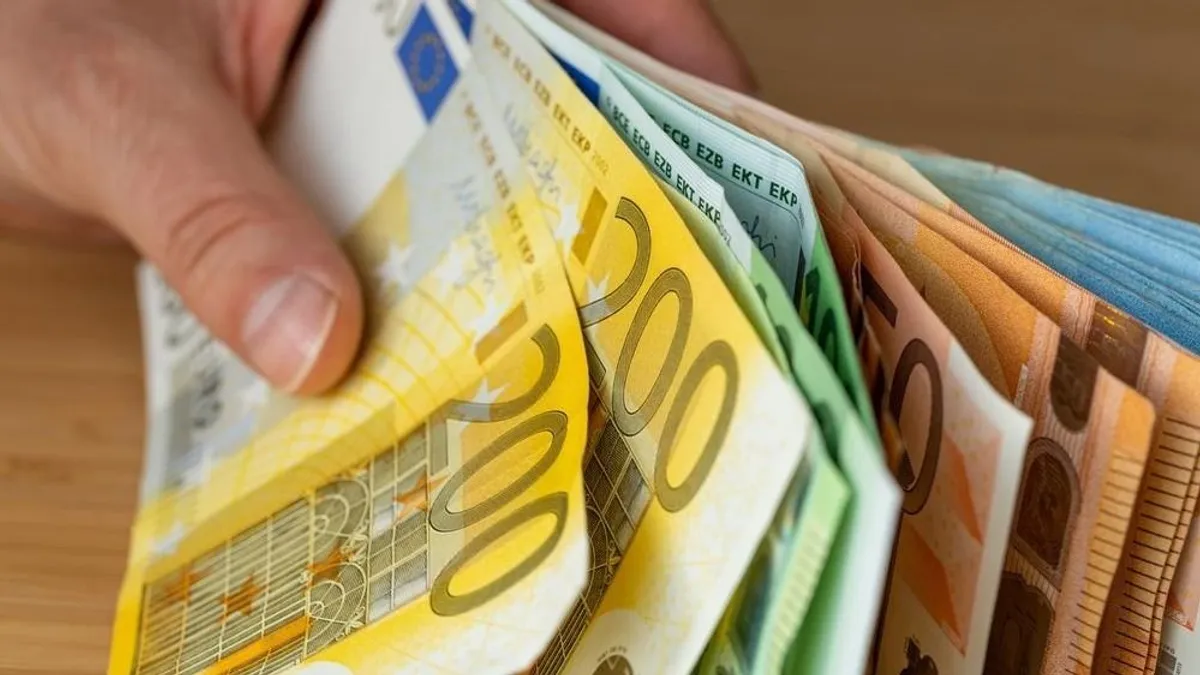 400 forint alatt az euró, kérdés, hogy érdemes-e sietni a nyaralási pénz váltásával