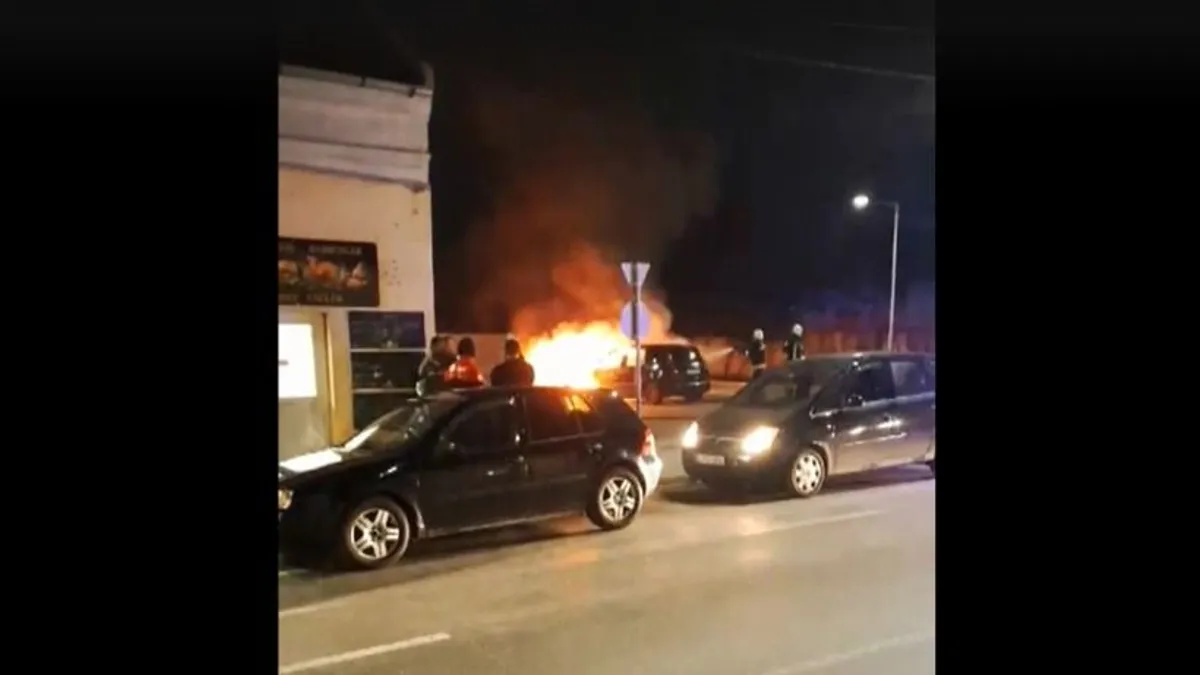 Menet közben kigyulladt egy autó Martonvásáron - videó