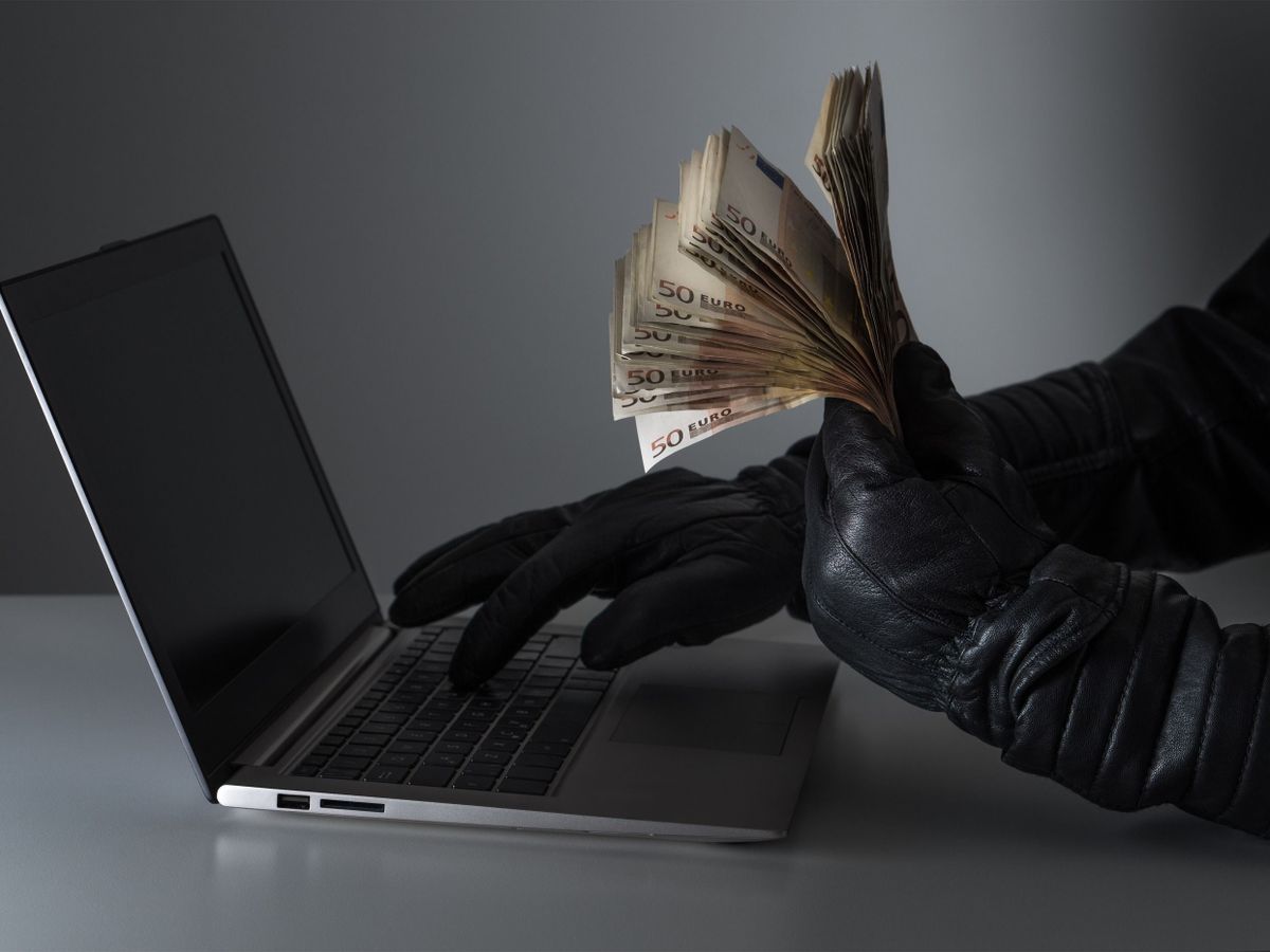 Criminal,Holding,A,Lot,Of,Money,And,Using,Laptop,With, adathalász