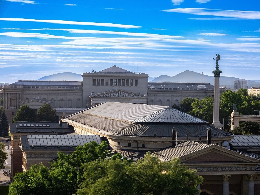 A Műcsarnok hátulról és a Szépművészeti Múzeum teteje, illetve a Hősök terén található Gábriel arkangyal szobra, a Néprajzi Múzeum tetejéről fényképezve. (Fozó: MTVA/Bizom./ Lapis Renáta) 