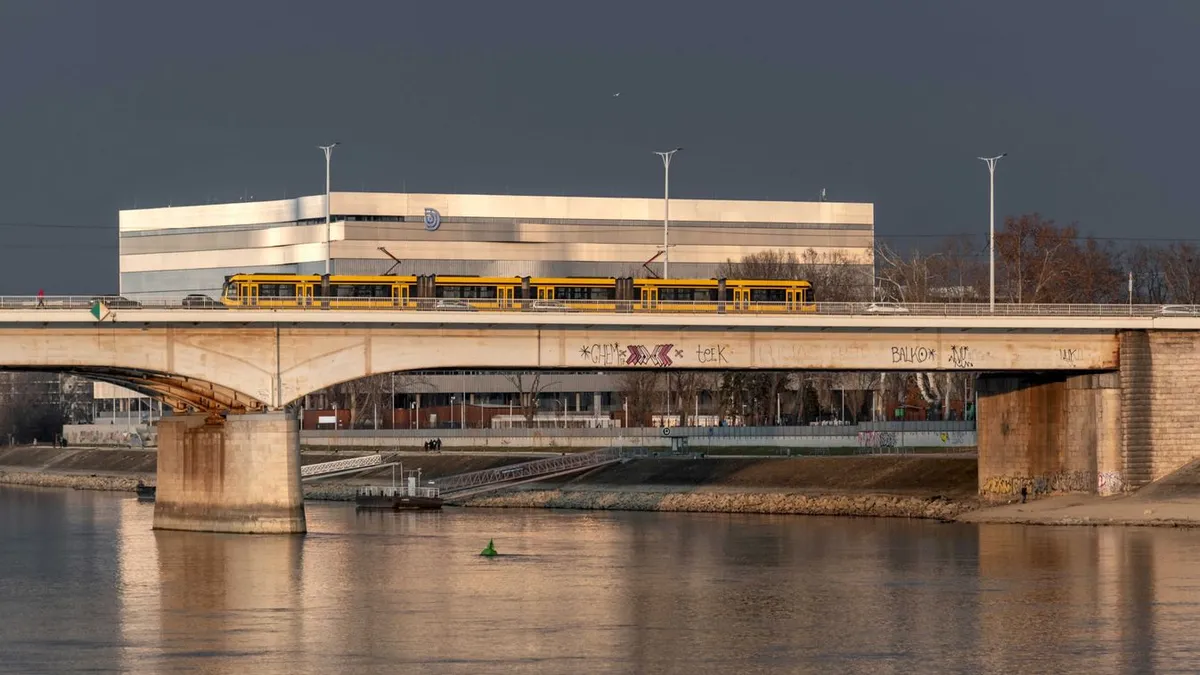 Baleset az Árpád hídon, egy autó átrepült a szemközti sávba