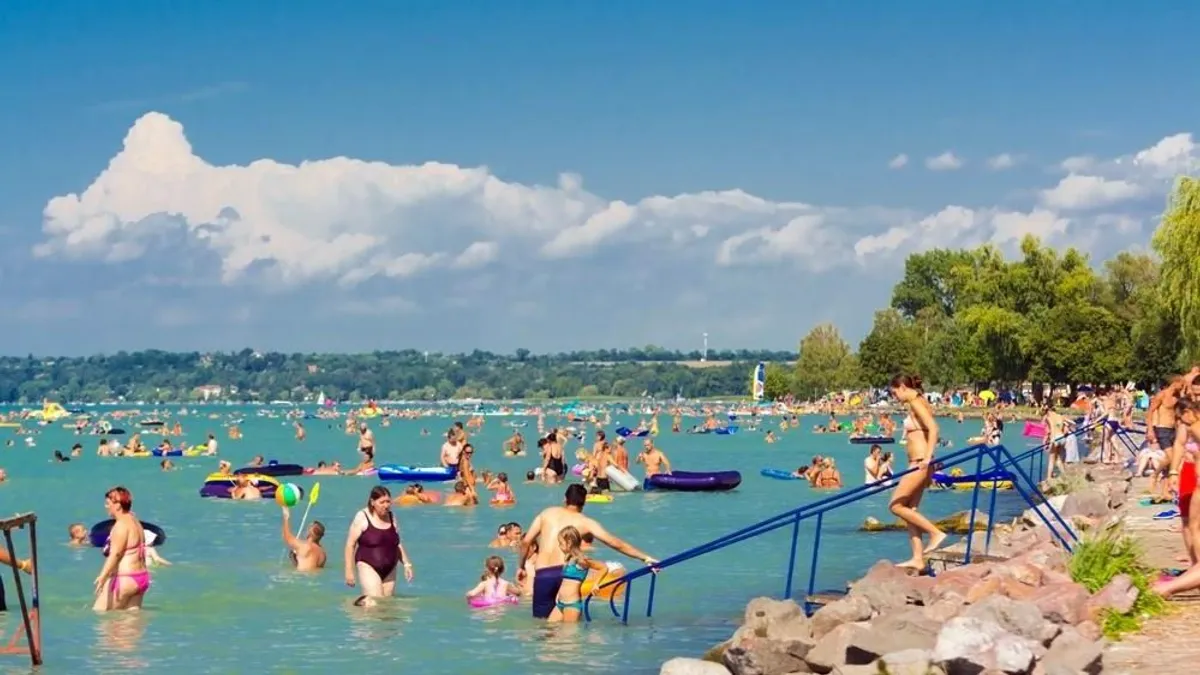 Ingyenes szuperstrandot fejlesztenek a Balatonnál, mutatjuk hol